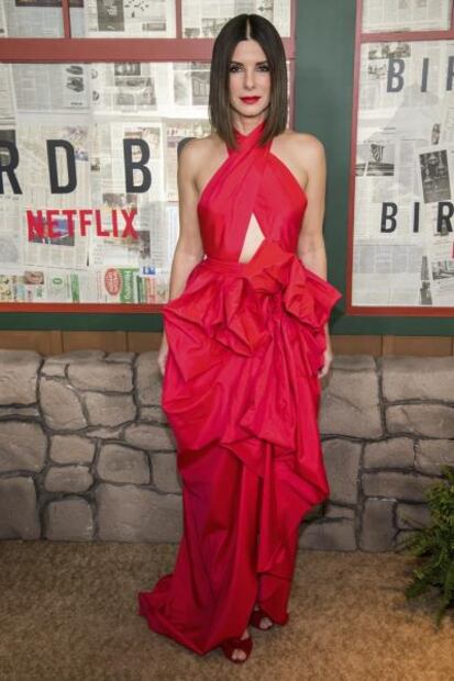 Sandra Bullock se luce en vestido rojo de impacto