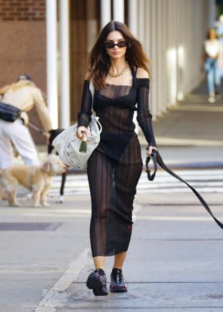Emily Ratajkowski luce lencería a la vista con vestido transparente