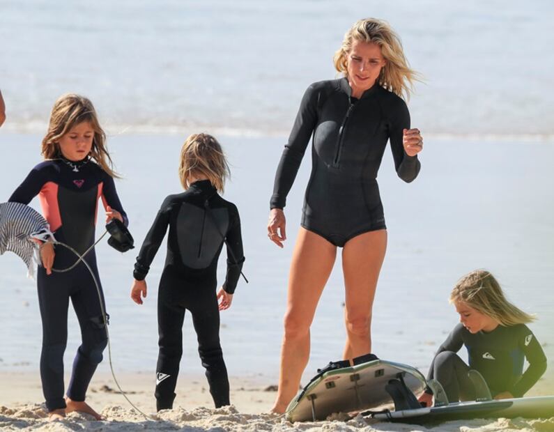 Elsa Pataky disfruta de playa australiana en traje de baño