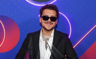 "¡Arriba México!"; Christian Nodal triunfa en los LatinAMAs por su éxito extraordinario