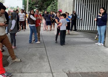 Al menos un muerto por derrumbe tras sismo de 7.5 en México