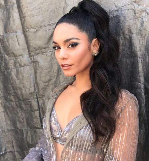 Vanessa Hudgens 'prende' Los Ángeles en leggings y crop top