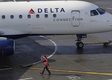 Delta extiende bloqueo de asientos intermedios en aviones hasta abril