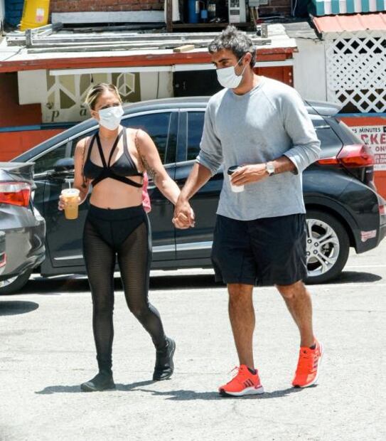 Lady Gaga impacta con leggings traslúcidos en Hollywood