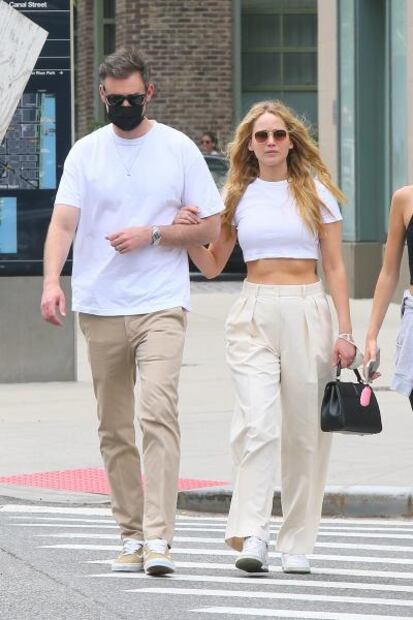 Jennifer Lawrence conquista Nueva York con crop top blanco