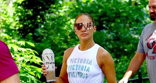 Jennifer Lopez luce silueta con leggings metálicos por Nueva York 
