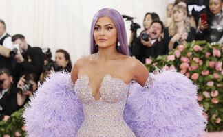 Kylie Jenner desata reacciones con diminuto bikini negro en la piscina 