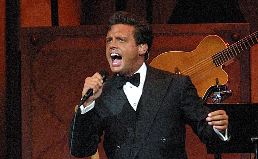 Luis Miguel emocionado al entonar "Cucurrucucú Paloma", una dedicatoria para su nuevo amor. Foto: AP
