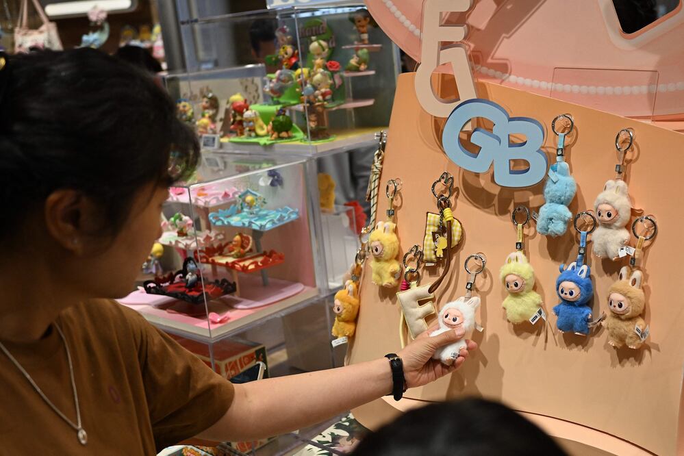 La fiebre de los Labubus: los peluches que cuestan hasta 170 mil dólares y enloquecen a Hollywood (Photo by Jade Gao / AFP)