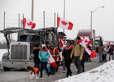 Cientos de camiones se dirigen a Ottawa para protestar contra vacunación