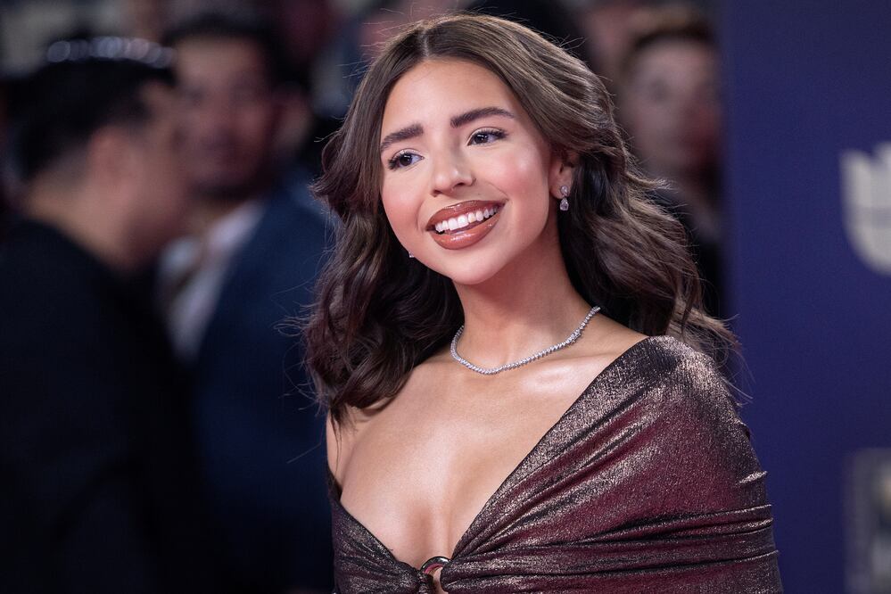 Ángela Aguilar comparte polémico mensaje: "Mi esposo aplaudiéndome tan fuerte que ni siquiera puedo darme cuenta de quién no lo hace". Foto: EFE