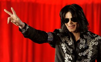 Negocian venta del catálogo musical de Michael Jackson por casi mil millones