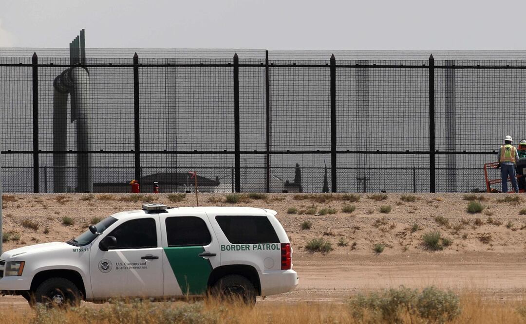 Decenas de migrantes se han caído del muro fronterizo en San Diego en las últimas semanas. AFP