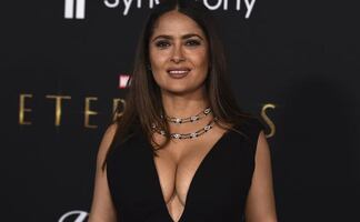 Salma Hayek conquista con espectacular vestido rojo de terciopelo a los 59 años