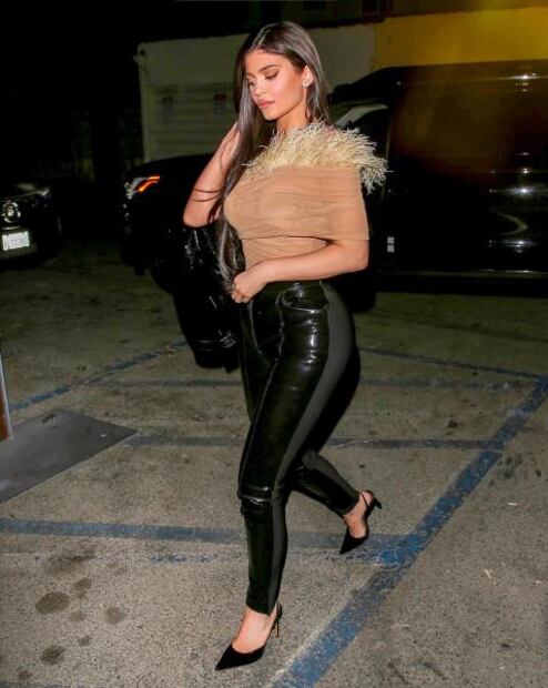Top traslúcido y cuero, el look de Kylie Jenner para arrasar