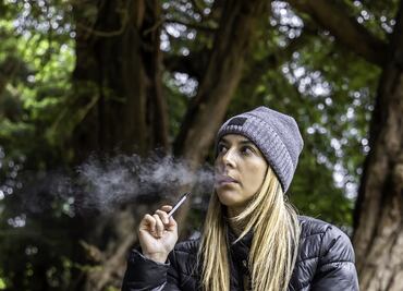 Jueza de Michigan da revés a ley que prohíbe saborizantes para cigarrillos electrónicos