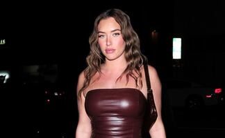 Stassie Karanikolaou posa con ajustado minivestido frente al mar 