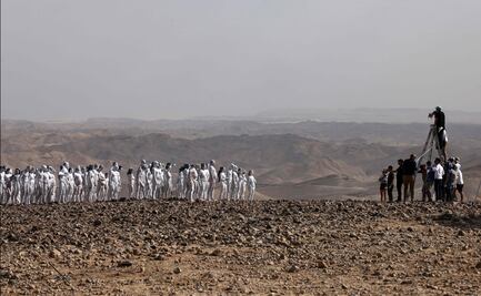 Centenares de personas sin ropa, pintadas de blanco, posan para Tunick en el Mar Muerto