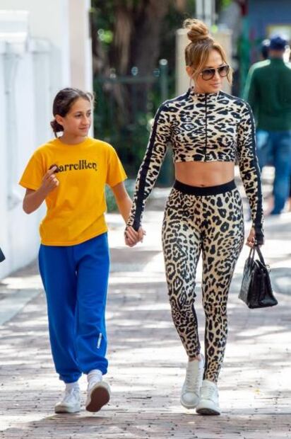 Jennifer Lopez arrasa con leggings ajustados ‘animal print’
