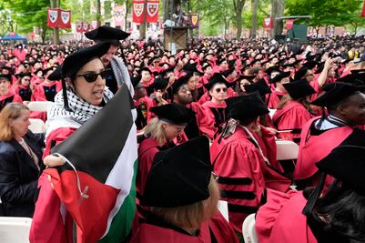 Alumnos de Harvard corean "Palestina libre" durante ceremonia de graduación; protestan por sanciones a compañeros