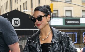 Dua Lipa deslumbra Nueva York con elegante atuendo ‘total black’ de lujo