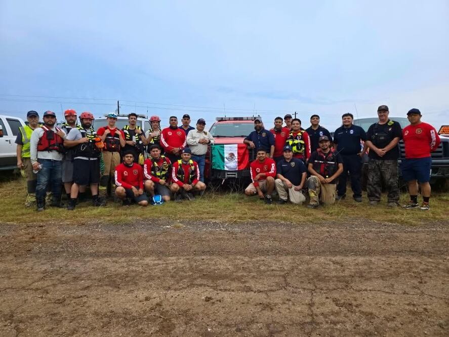 Bomberos mexicanos se suman a búsqueda de desaparecidos tras inundaciones en Texas. Foto Facebook: fundacionmexico911