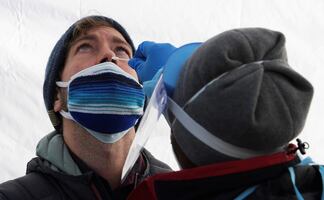 Ómicron: ¿Cuándo son más contagiosas las personas con Covid-19?