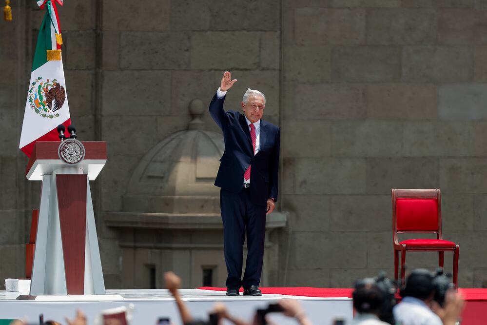 Multitud acude despedir a López Obrador durante su último informe como presidente. Foto: EFE