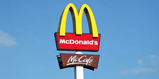 Video. Gerente de McDonald’s golpea con licuadora a cliente por quejarse de su pedido