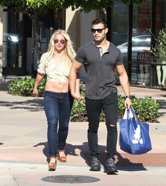 Britney Spears presume abdomen plano durante paseo en California