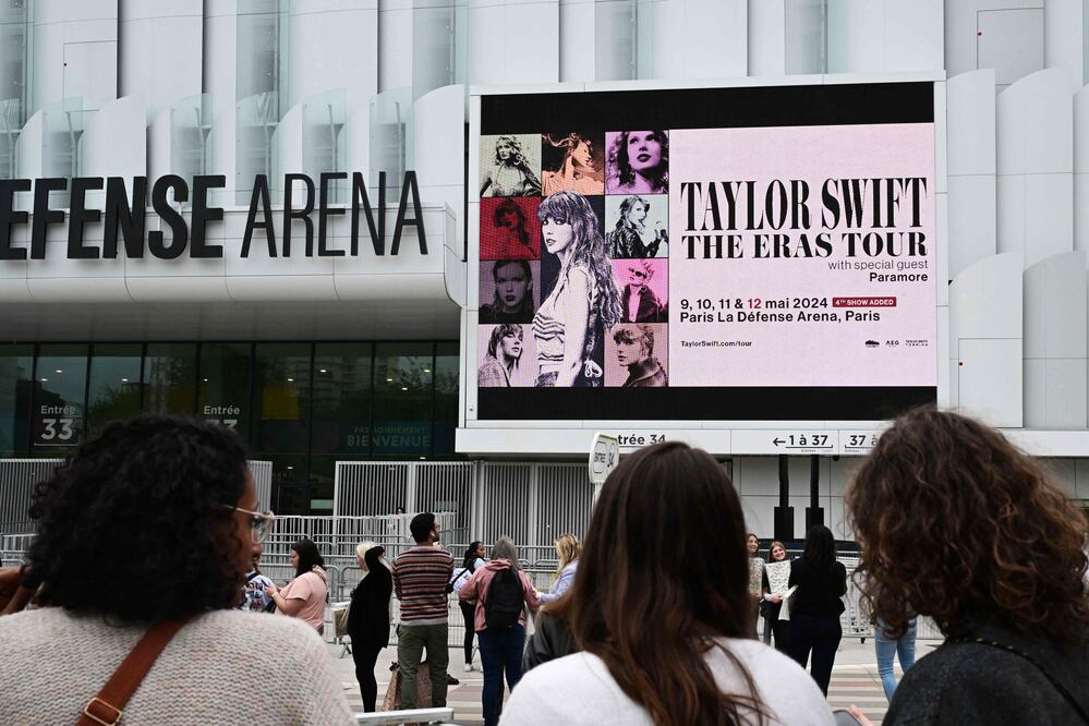 Swifties francesas levantan indignación por dejar a bebé en el suelo durante concierto de Taylor Swift. Foto: AFP