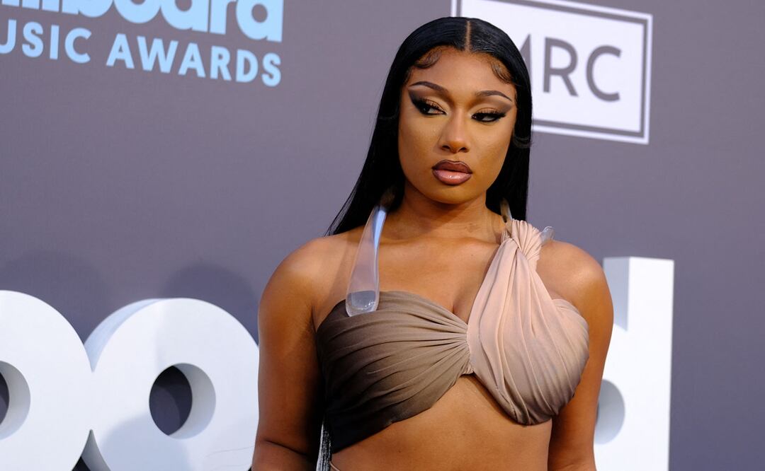 Megan Thee Stallion luce bikini metálico inspirado en las Kardashians en impresionante sesión. Foto: AFP