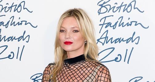Kate Moss irradia belleza con look braless en Londres