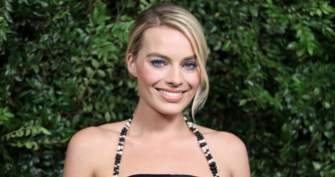 Margot Robbie luce transparencias con jumpsuit de encaje en NY