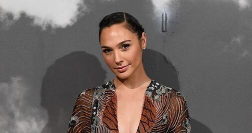 Gal Gadot cautiva con vestido de escote profundo en París