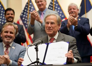 Gobernador de Texas firma controvertida ley de acceso al voto