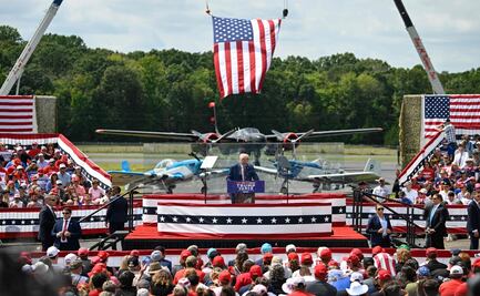 Trump aparece detrás de cristal antibalas en su primer evento al aire libre desde atentado