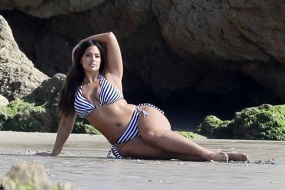 Ashley Graham presume sus curvas en diminuto bikini a rayas