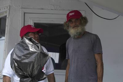 Náufrago australiano y su perra rescatados tras meses a la deriva llegan a puerto mexicano