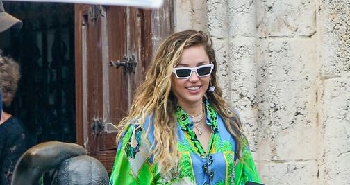 Miley Cyrus se luce con micro short en Miami