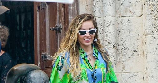 Miley Cyrus se luce con micro short en Miami
