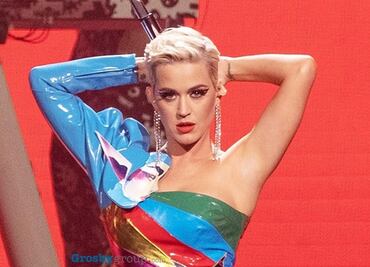Katy Perry luce silueta con diminuto vestido multicolor