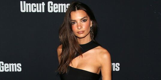 Emily Ratajkowski luce minivestido de paneles descubiertos