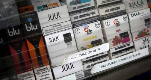 Trump evalúa prohibir productos saborizados para vapear