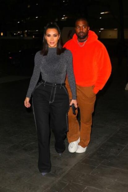 Kim Kardashian presume diminuta cintura por calles de Houston