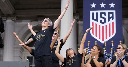 Rapinoe manda mensaje a Trump durante festejo en NY