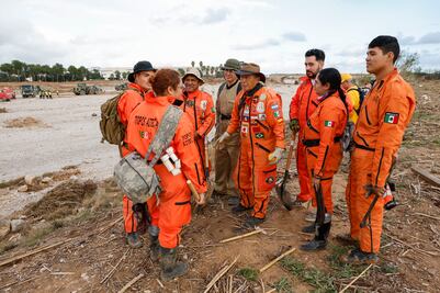 Heroicos Topos de México llegan a Valencia para ayudar en la búsqueda de cadáveres. FOTOS