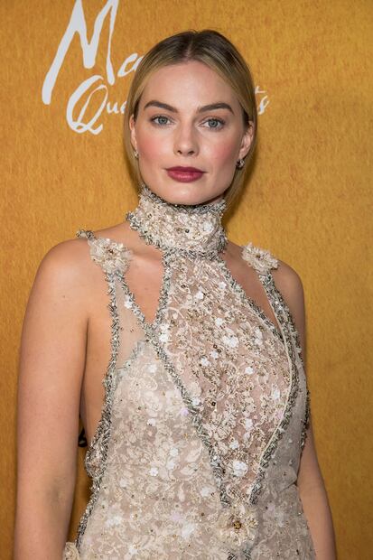 Margot Robbie cautiva con braless en vestido de encaje