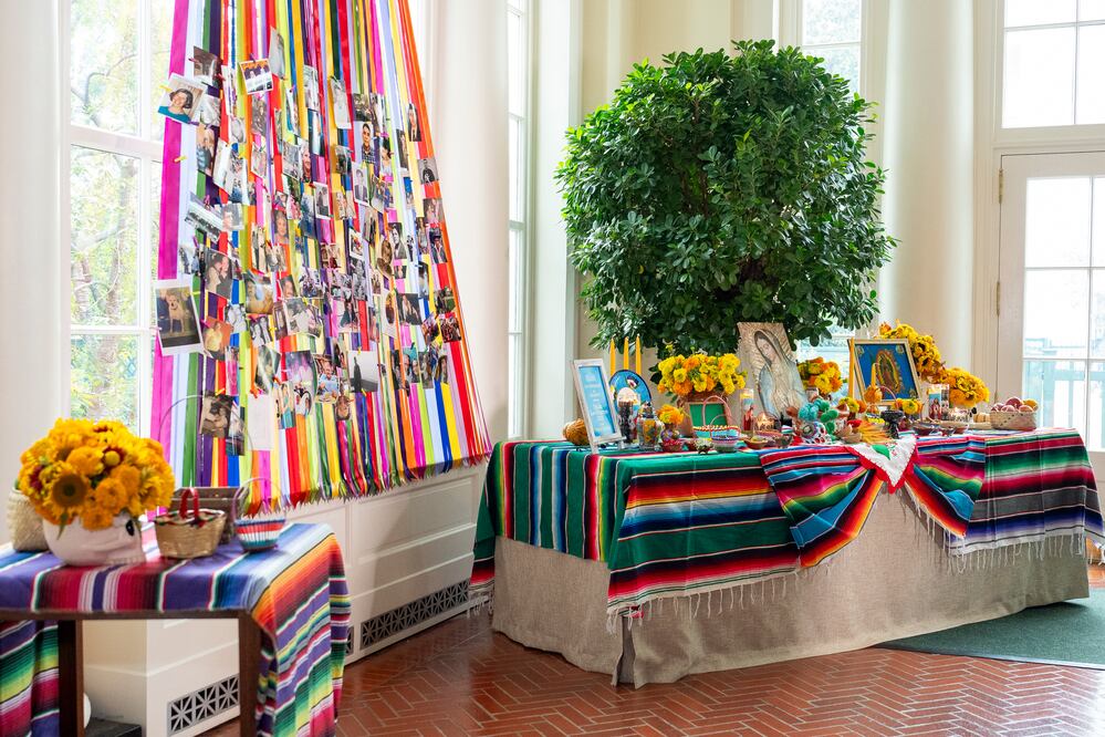 La ofrenda de este año para honrar y celebrar el Día de los Muertos en el ala este de la Casa Blanca en Washington.  EFE/ Adam Schultz/White House