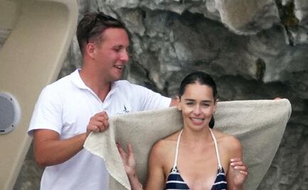 Emilia Clarke deslumbra con 'bikini body' en playa de Italia